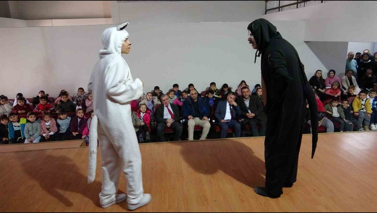Van'da anaokulu öğrencilerine tiyatro