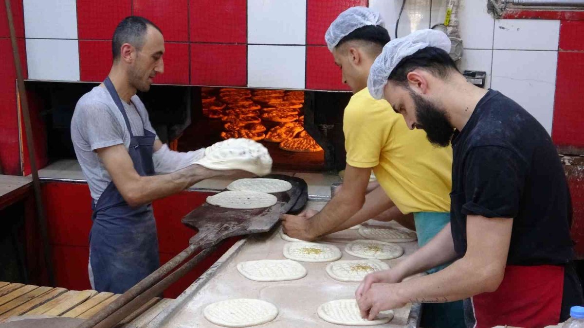 Van'da aşırı sıcaklar fırıncı esnafı ile inşaat işçilerini olumsuz etkiliyor
