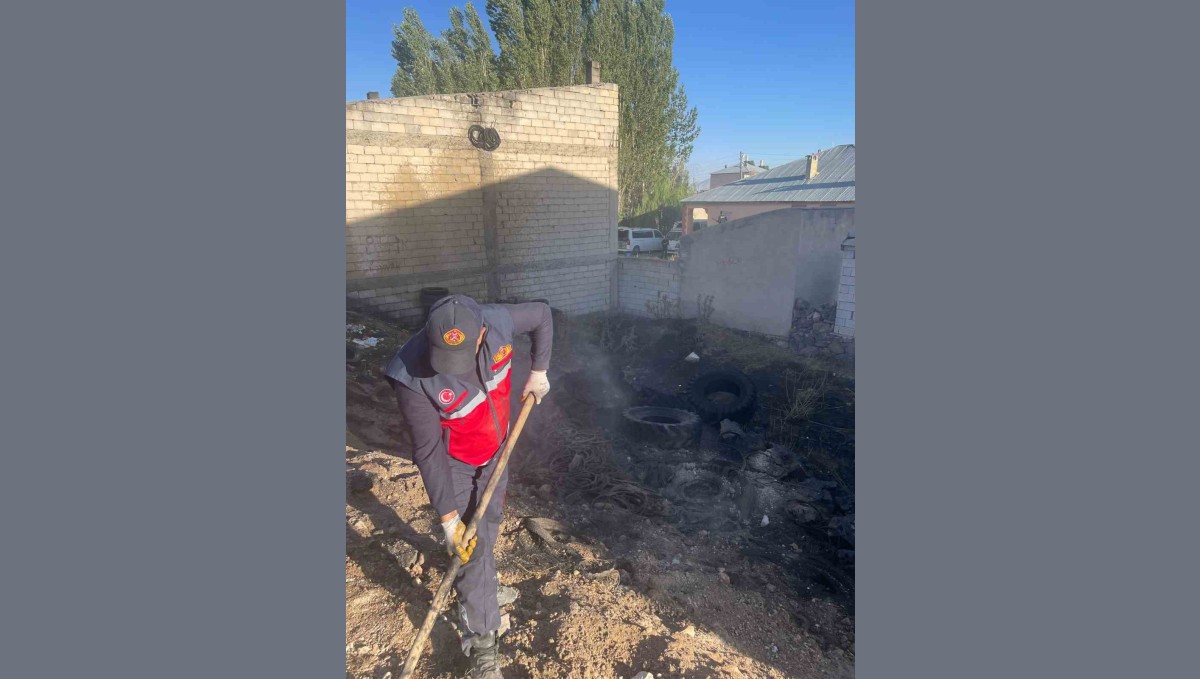 Van'da atık araç lastikleri yandı