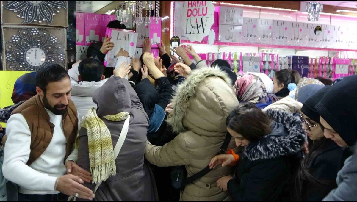 Van'da AVM açılışında izdiham