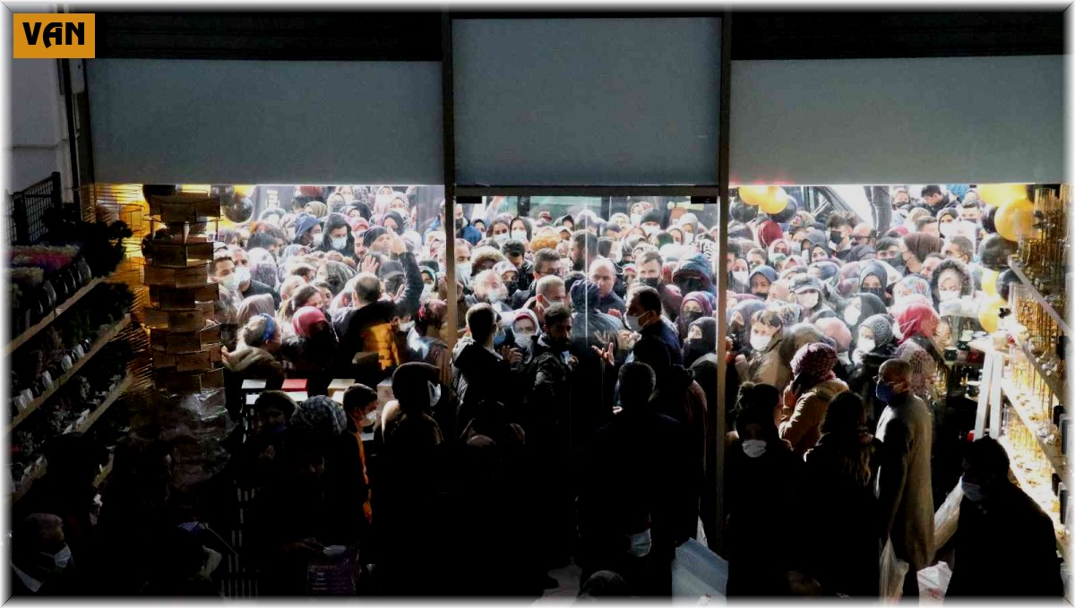 Van'da AVM açılışında izdiham