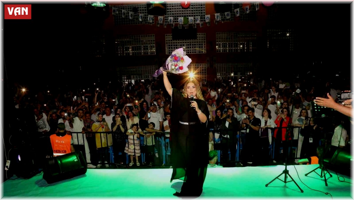 Van'da Azeri sanatçılar Şebnem Tovuzlu ile Ali Pormehr rüzgarı