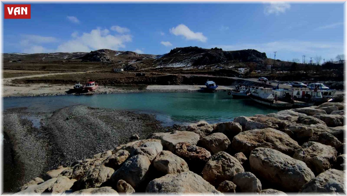 Van'da balıkçı tekneleri limanda mahsur kaldı