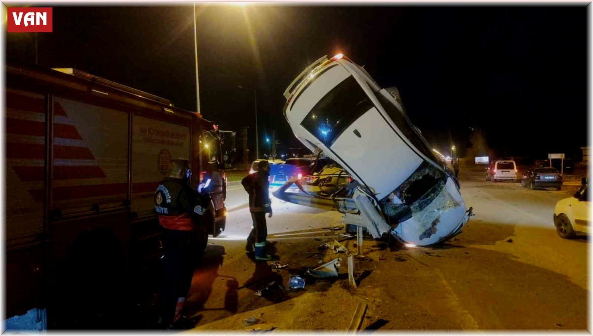 Van'da bariyerlere çarpan otomobil dik şekilde asılı kaldı: 3 yaralı