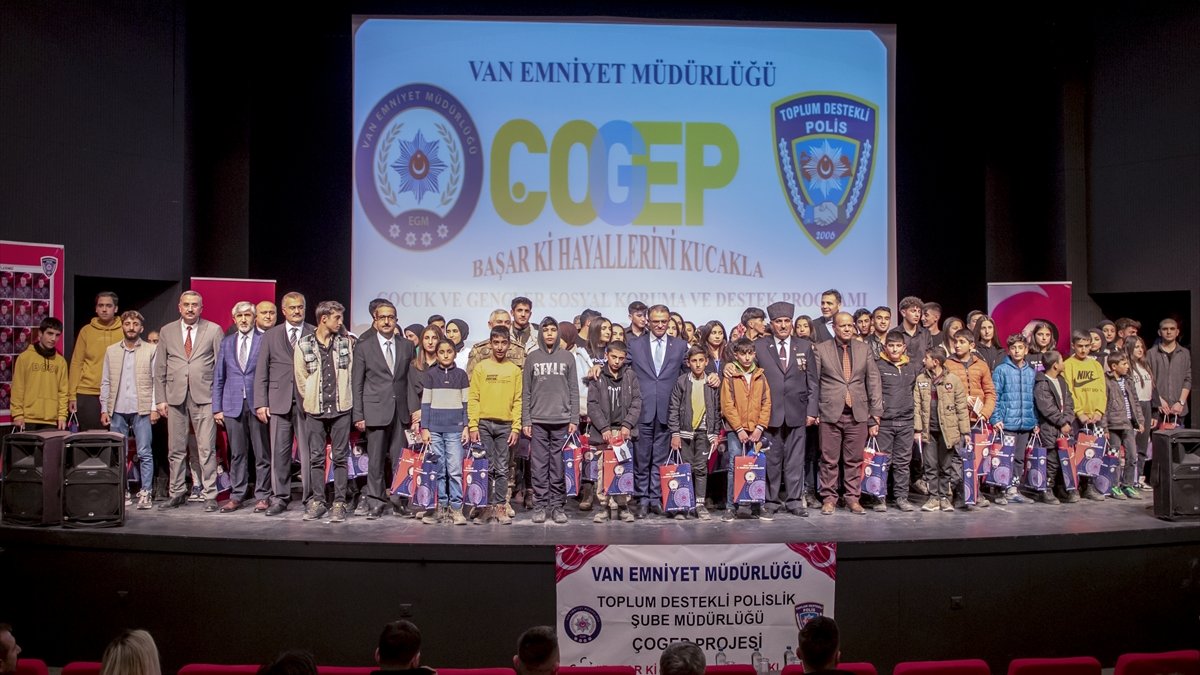 Van'da "Başar ki Hayallerini Kucakla" projesinin galası yapıldı