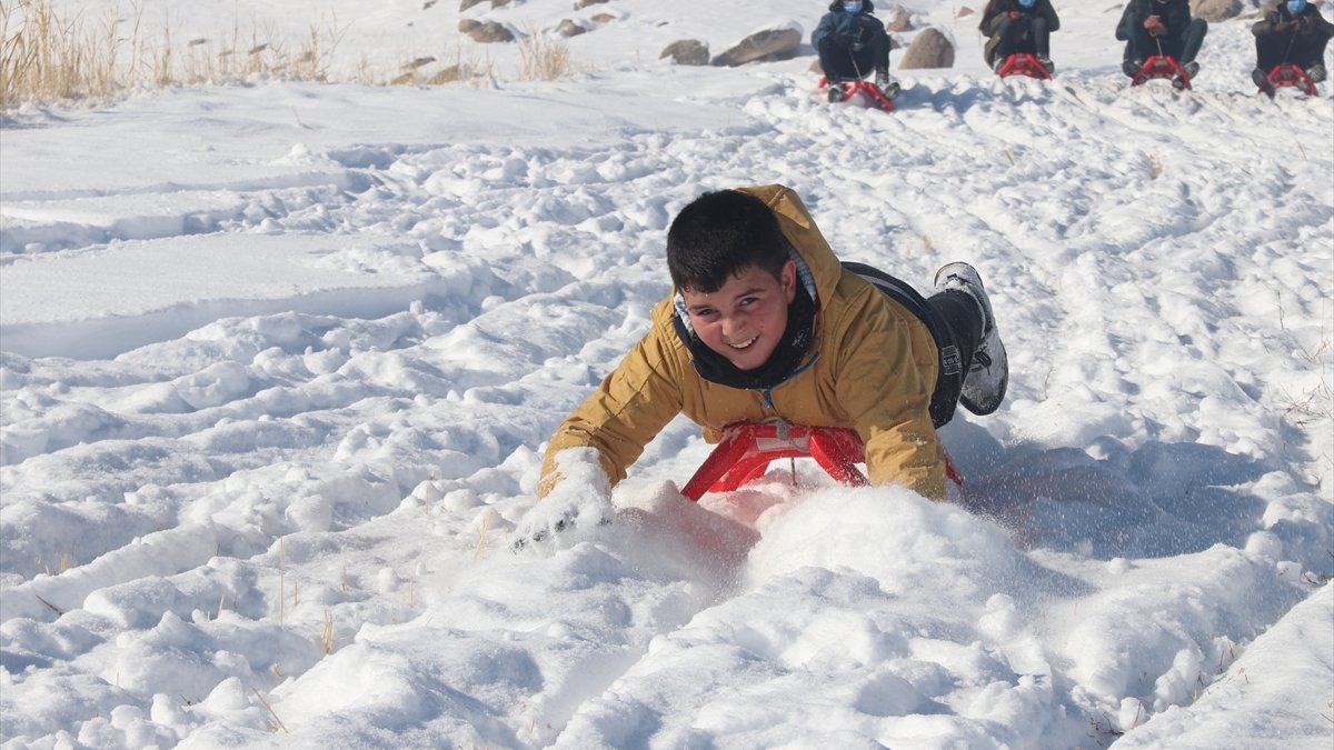 Van'da başarılı öğrenciler kayak yapmanın sevincini yaşadı