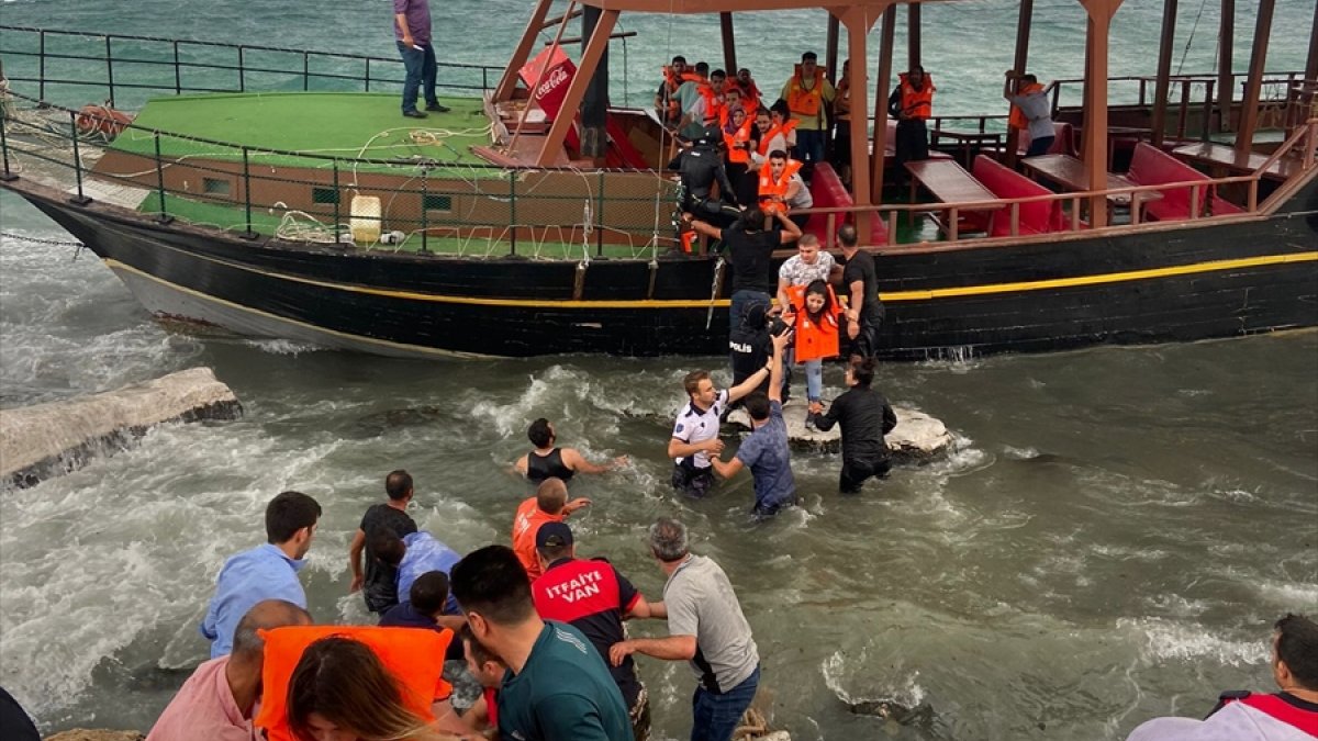 Van'da batma tehlikesi geçiren tur teknesindeki 34 kişi kurtarıldı