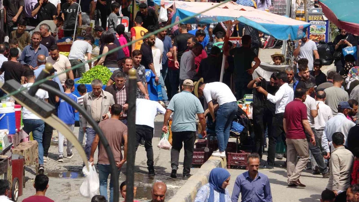 Van'da bayram arefesinde çarşı pazarda yoğunluk