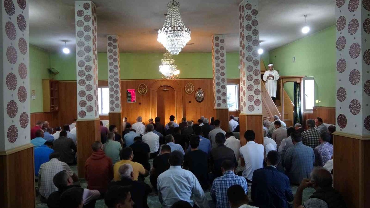 Van'da bayram namazı coşkuyla eda edildi