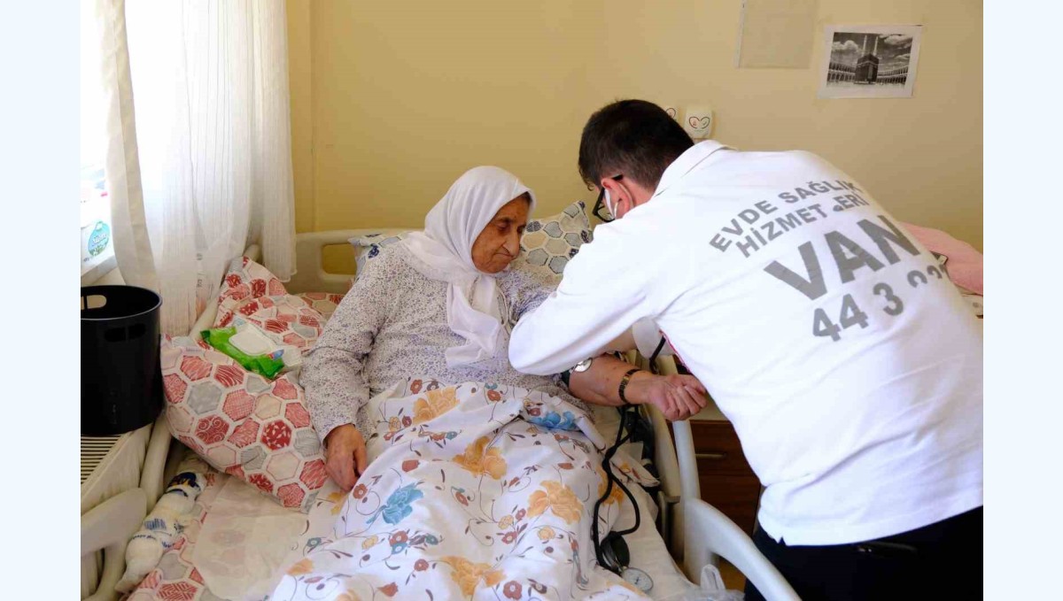 Van'da bayram öncesi huzurevi sakinlerine sağlık hizmeti