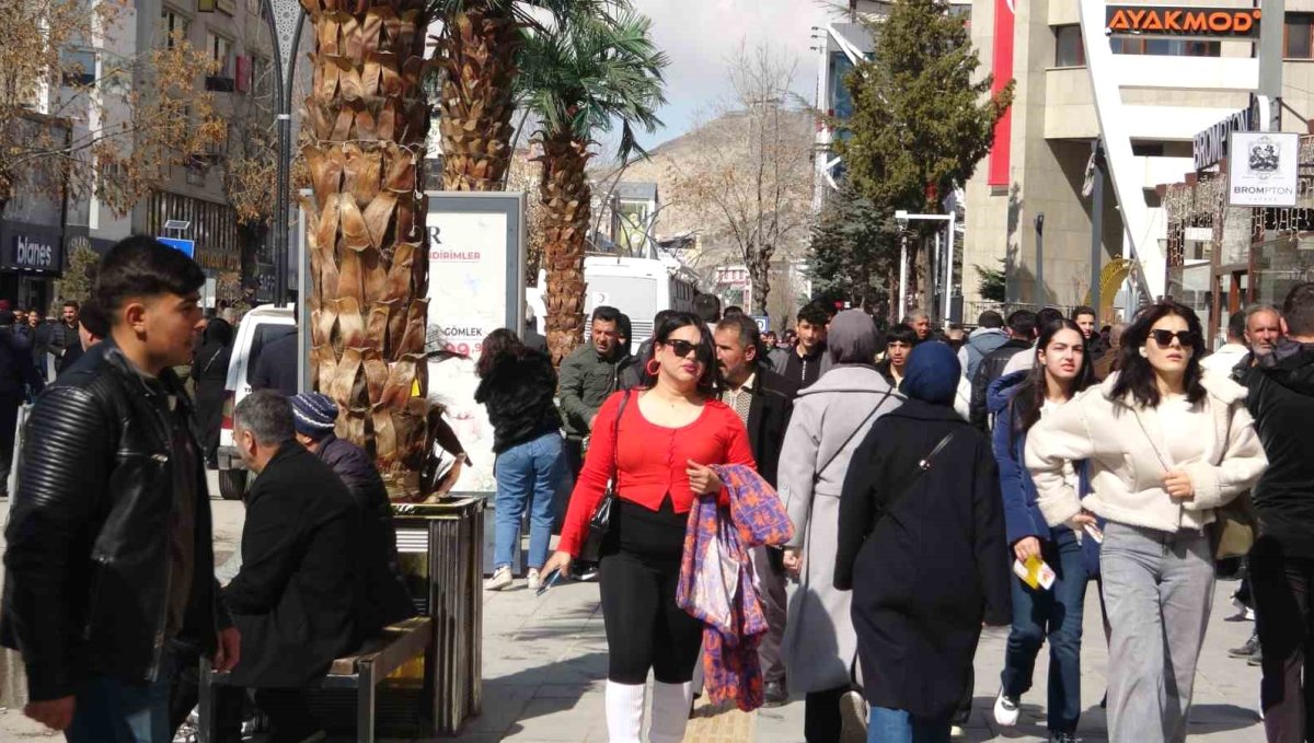 Van'da bayram telaşı: Caddeler doldu taştı