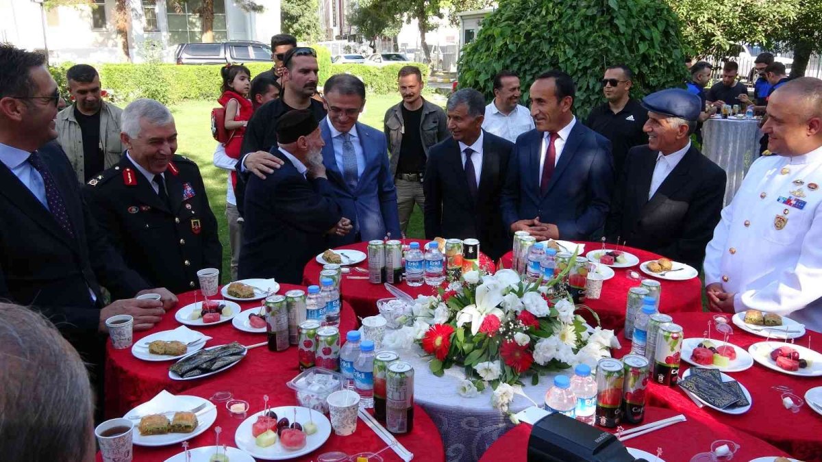 Van'da bayramlaşma töreni düzenlendi