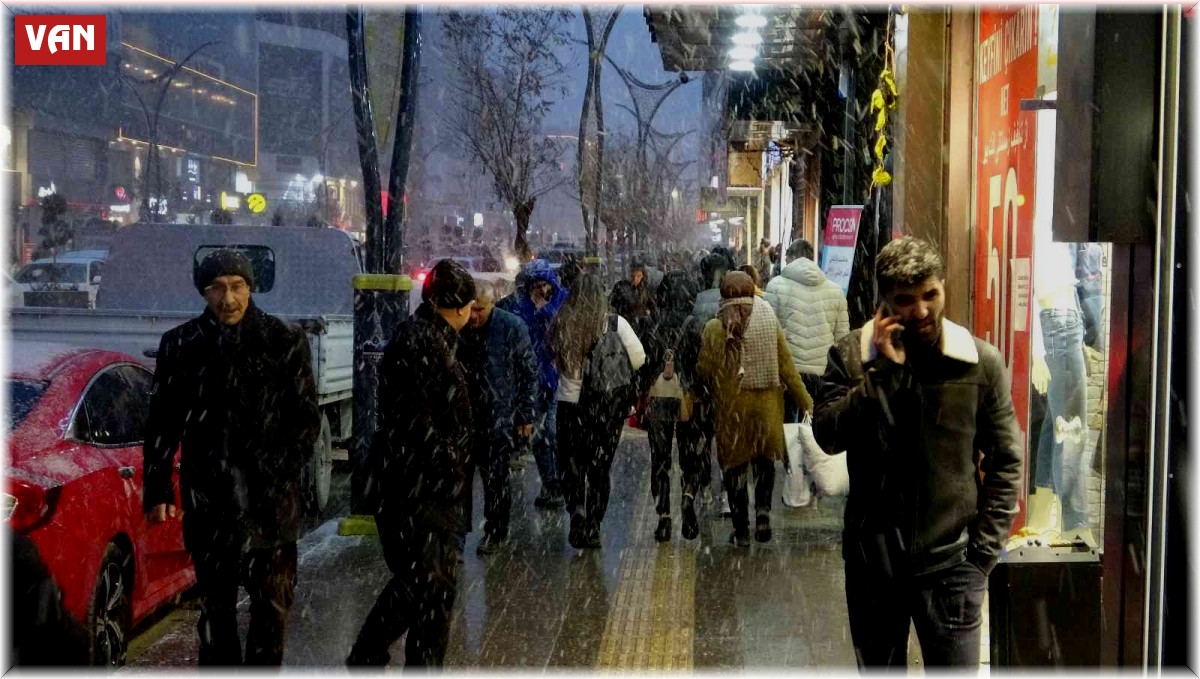 Van'da beklenen kar yağmaya başladı