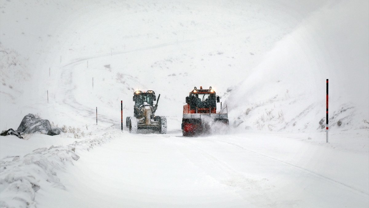 Van'da belediye ekipleri kapalı yolları açmak için metrelerce karla mücadele ediyor