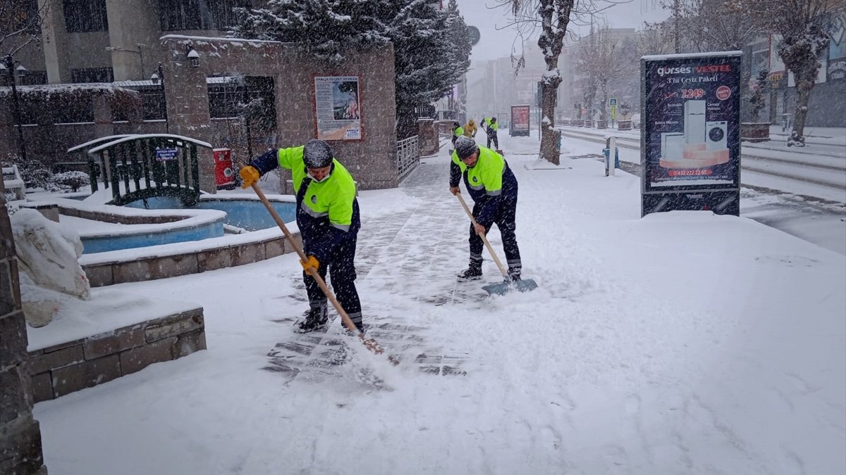 Van'da belediye ekiplerinin karla mücadele çalışmaları devam ediyor