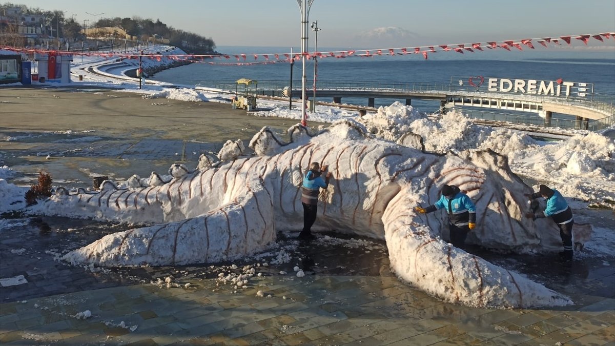 Van'da belediye işçileri kardan dev 'Van Gölü canavarı' yaptı