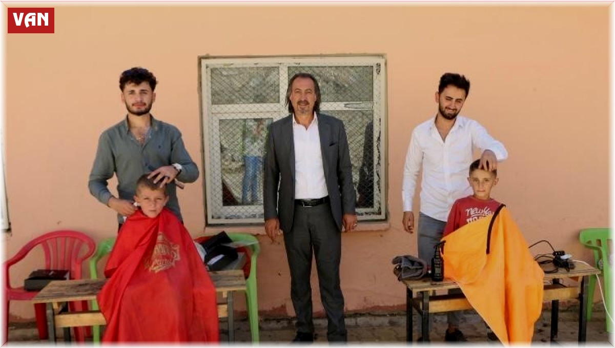 Van'da berber ve kuaförler kırsal kesimlerdeki çocukların saçlarını tıraş edip kırtasiye malzemesi dağıttı