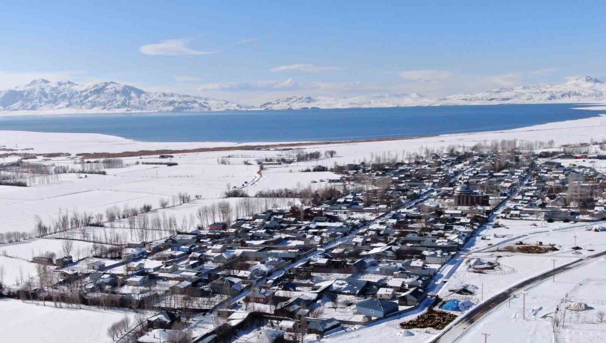 Van'da beyaz esaret görsel şölene dönüştü: Yerleşim yerleri beyaz gelinliğini giydi