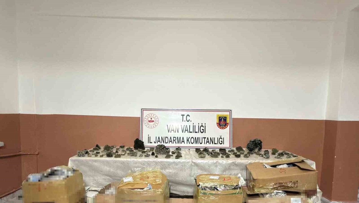 Van'da bin 410 adet epidotlu kuvars taşı ele geçirildi