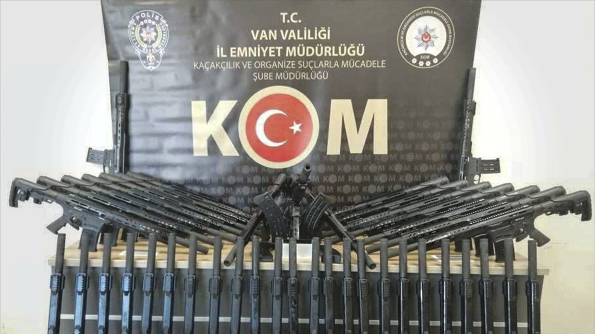 Van'da bir araçta 150 av tüfeği ele geçirildi