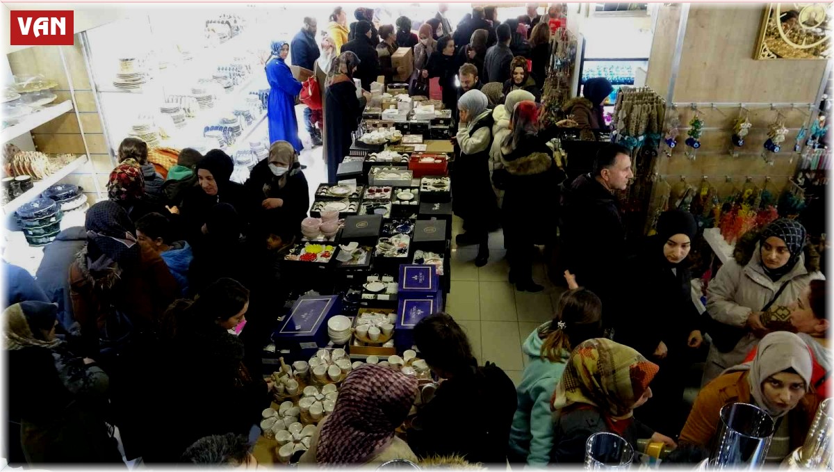 Van'da bir AVM'de yapılan indirim izdihama neden oldu