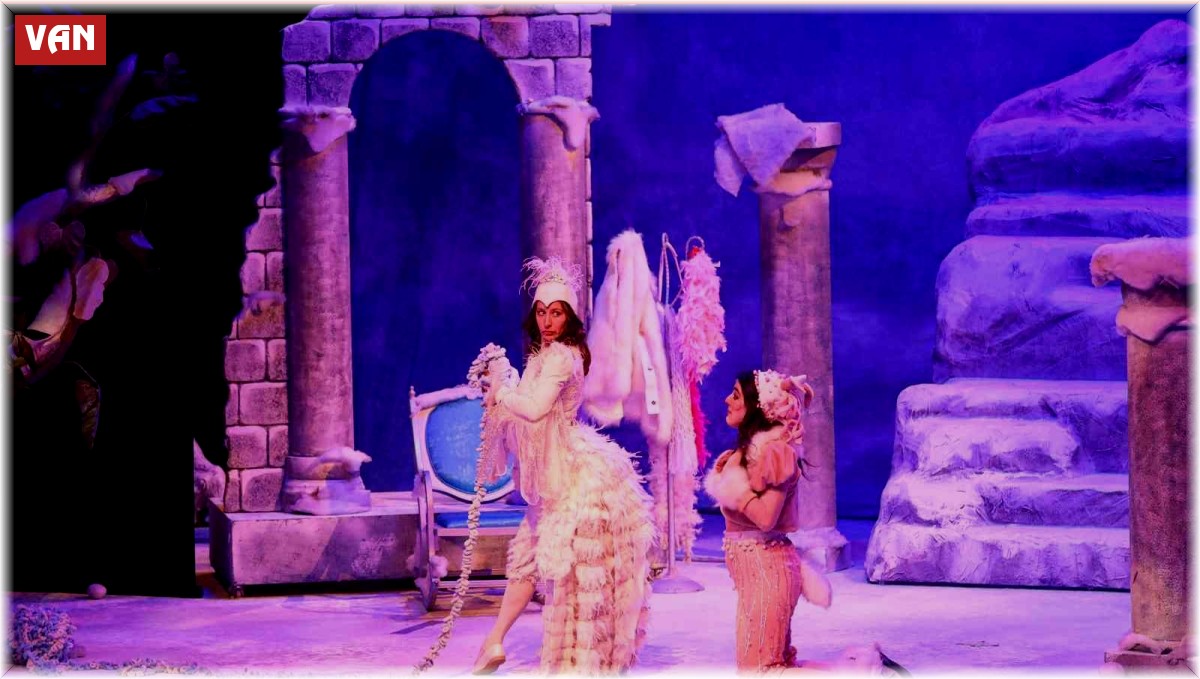 Van'da bir ayda 8 bin çocuk tiyatroya götürüldü