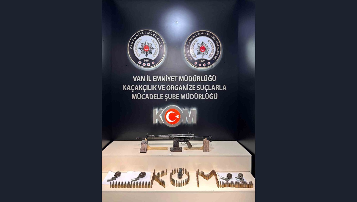 Van'da bir evde 5 el bombası ile 2 tüfek ele geçirildi