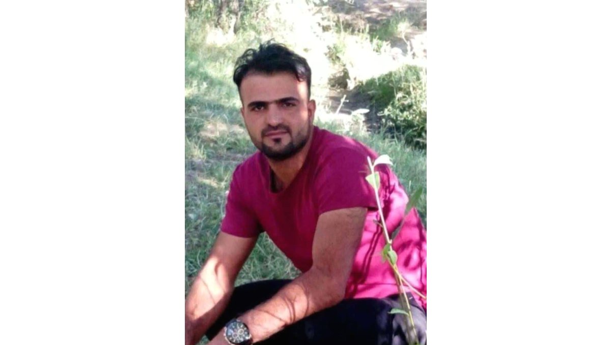 Van'da bir genç iş yerinin önündeki araçta ölü bulundu