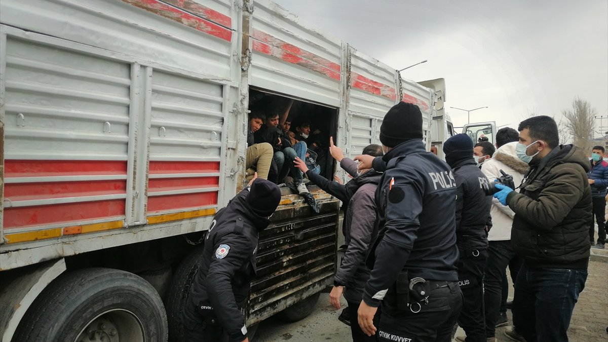 Van'da bir kişinin öldüğü kazaya karışan kamyonun kasasında 114 yabancı uyruklu yakalandı