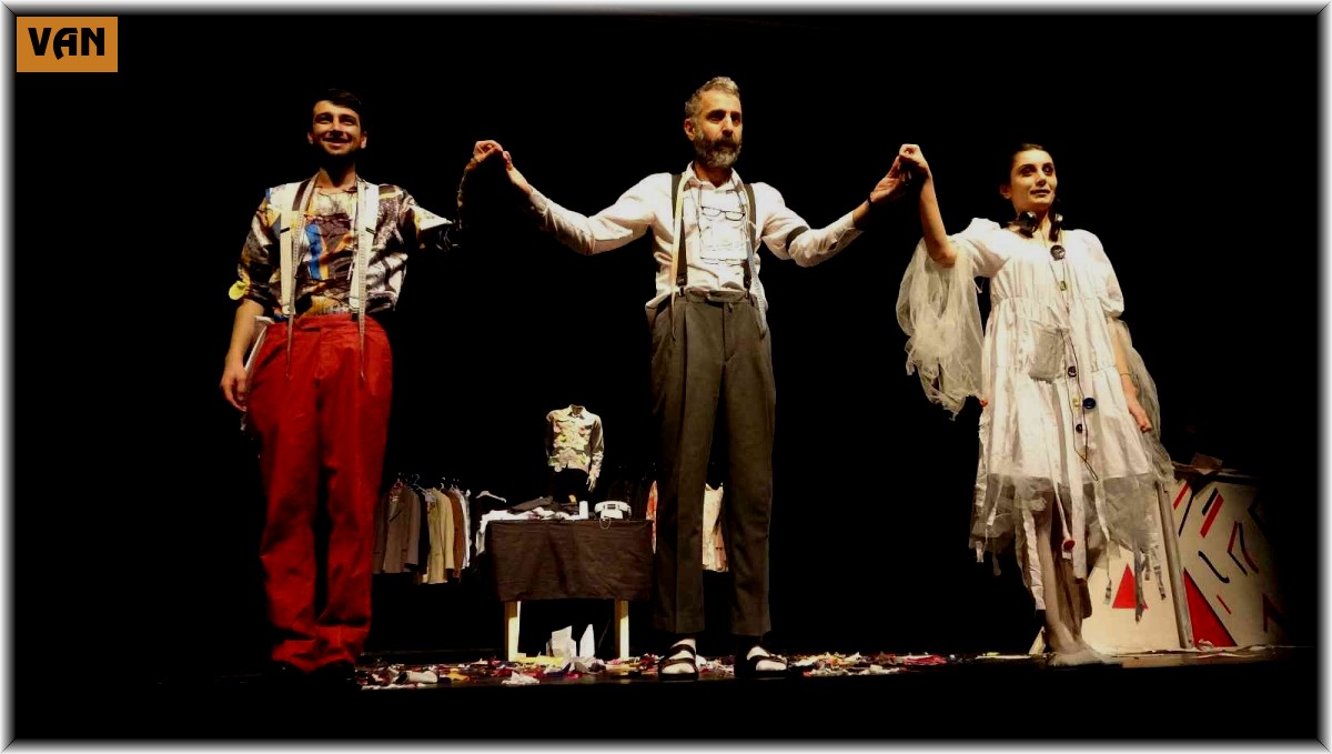 Van'da 'Birkaç Dakika Önce Saat 4' tiyatro oyunu beğeni aldı