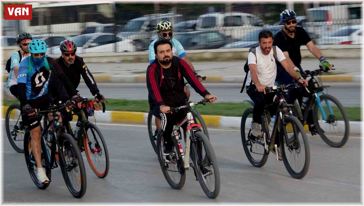 Van'da bisikletliler sağlıklı yaşam için pedal çevirdi