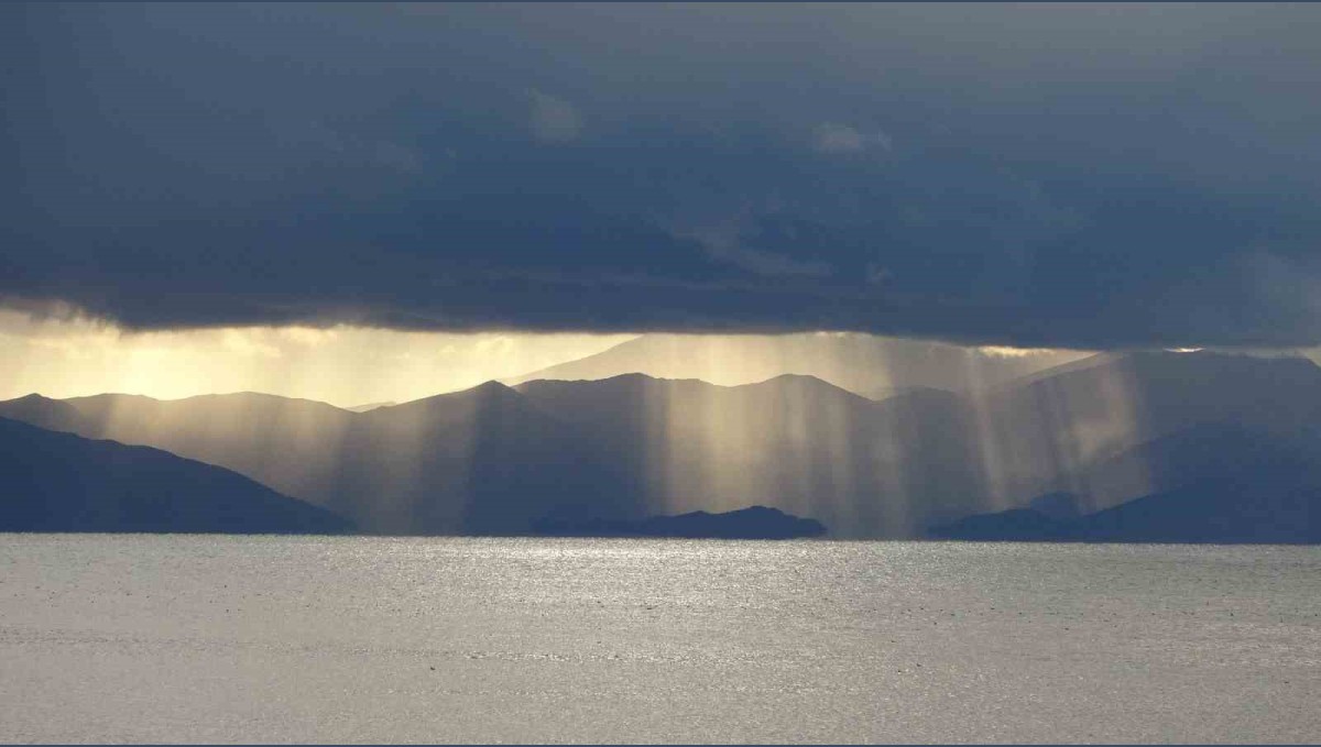 Van'da bulutların arasındaki ışık hüzmeleri mest etti