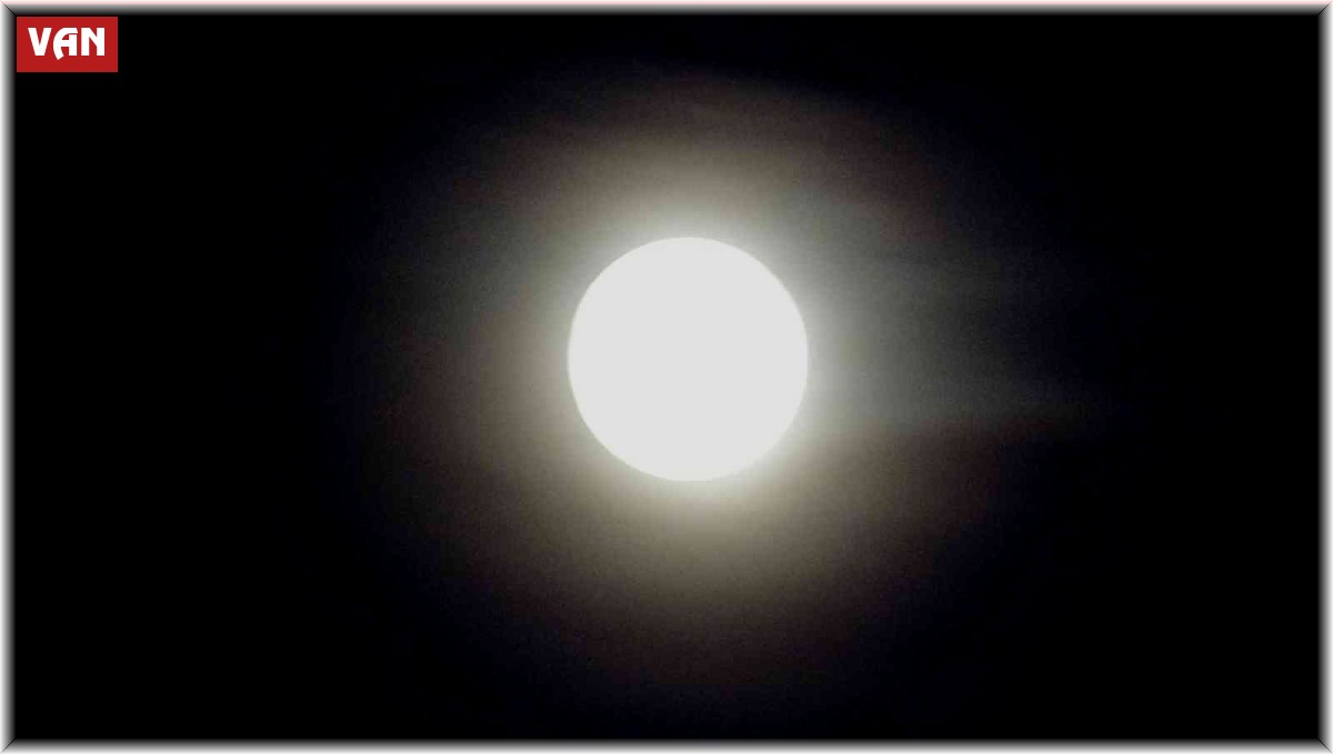 Van'da bulutlu havada "Şişkin Ay" büyüledi