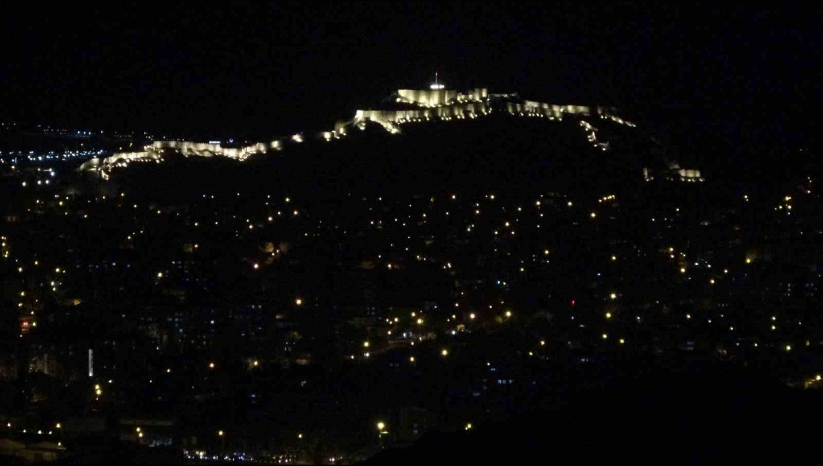 Van'da büyüleyici anlar: Güneşin batışıyla birlikte şehir merkezinde yanan ışıklar, ortaya eşsiz bir manzara çıkardı