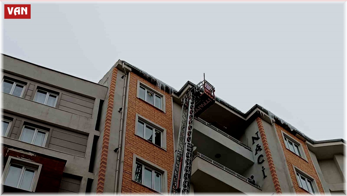 Van'da buz kırma timi iş başında