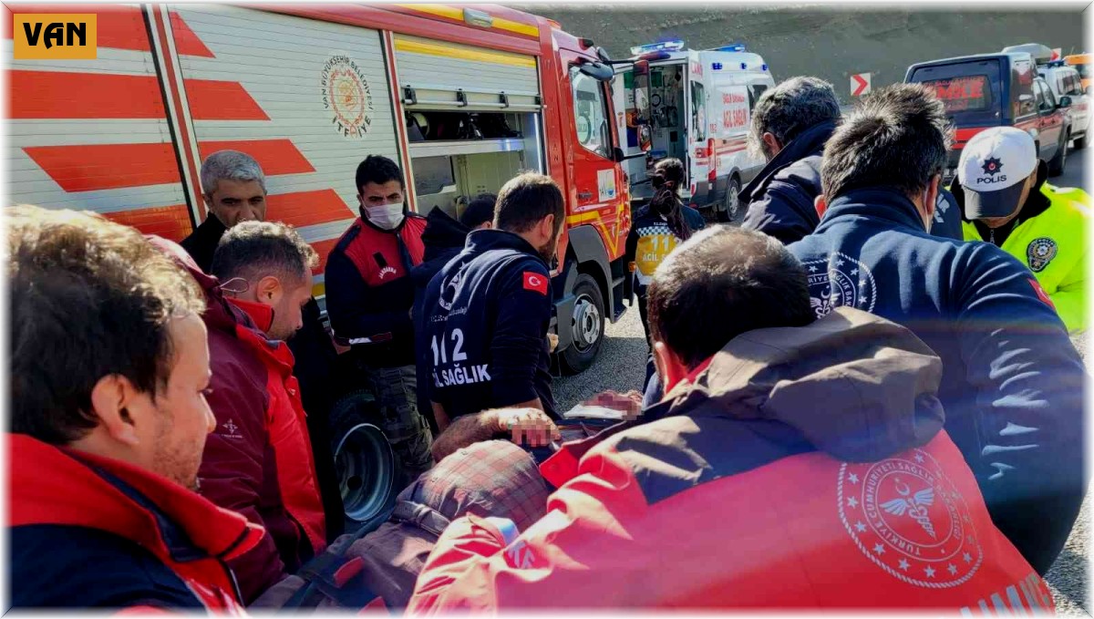 Van'da cam yüklü tır devrildi: 2 yaralı