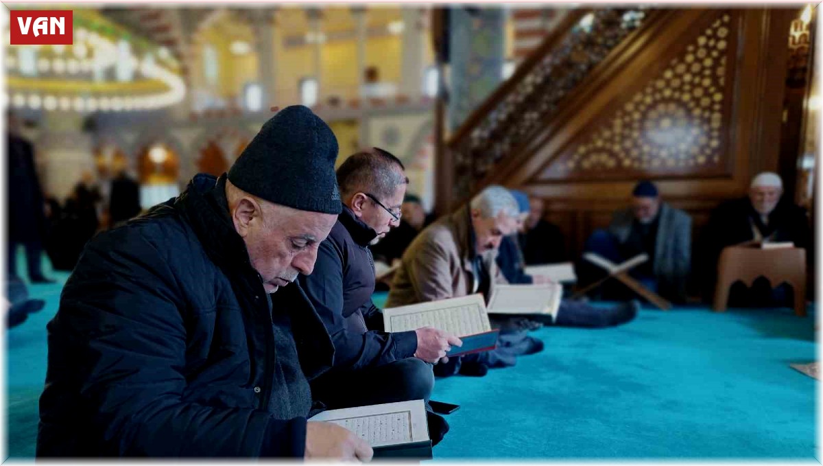 Van'da camilerde mukabele okunuyor
