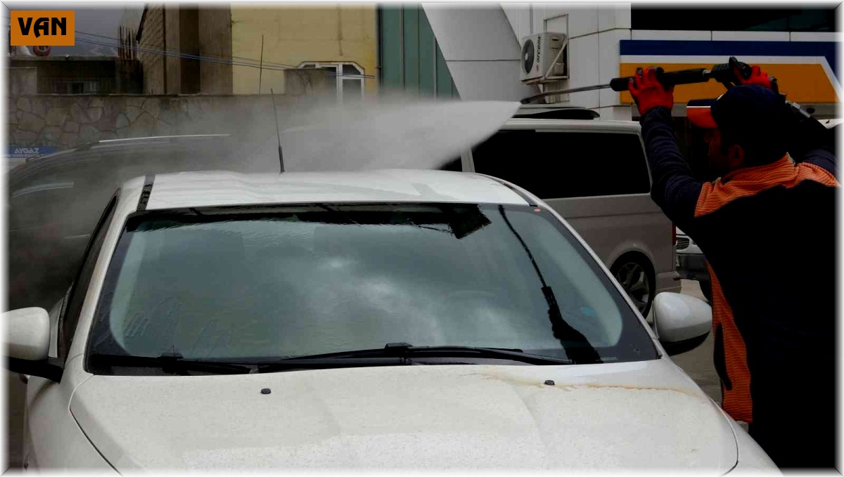 Van'da çamur yağdı: araçlar oto yıkamada kuyruk oldu