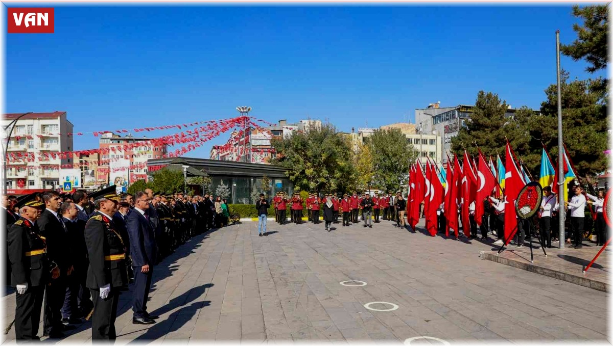 Van'da çelenk sunma töreni