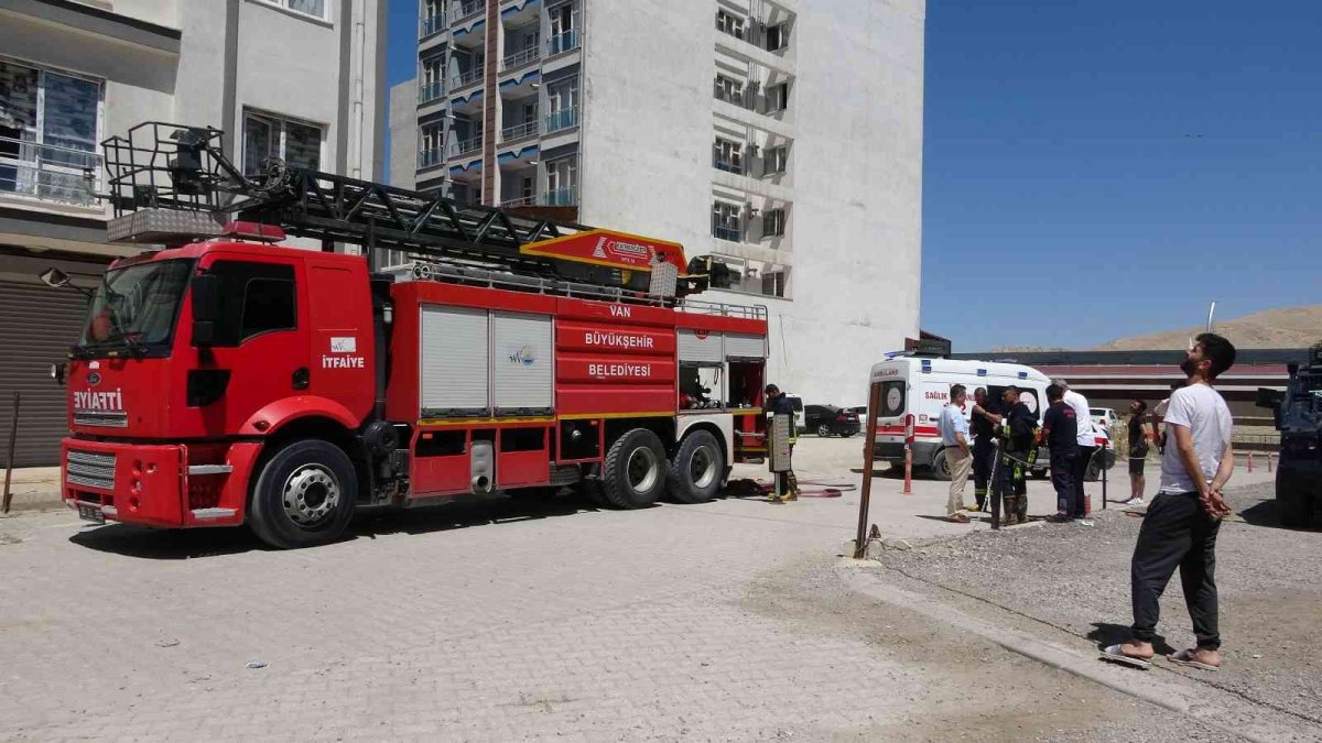 Van'da çıkan yangında 5 kişi dumandan etkilendi