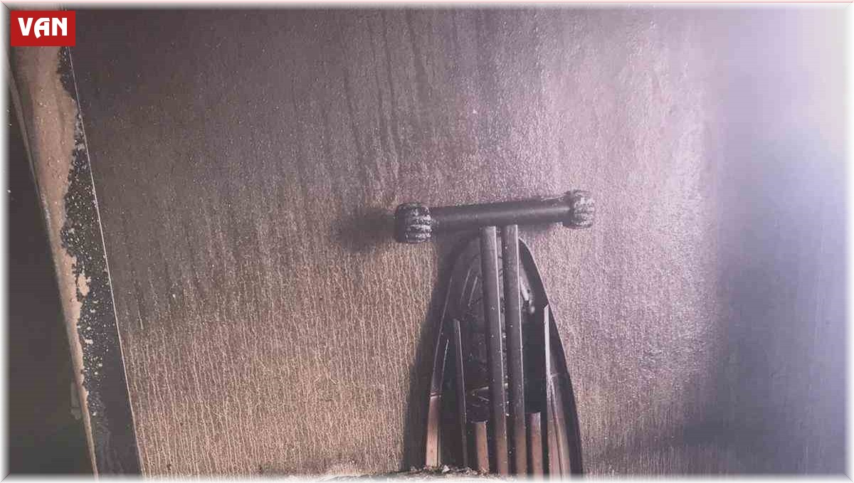 Van'da çıkan yangında bir ev kullanılamaz hale geldi