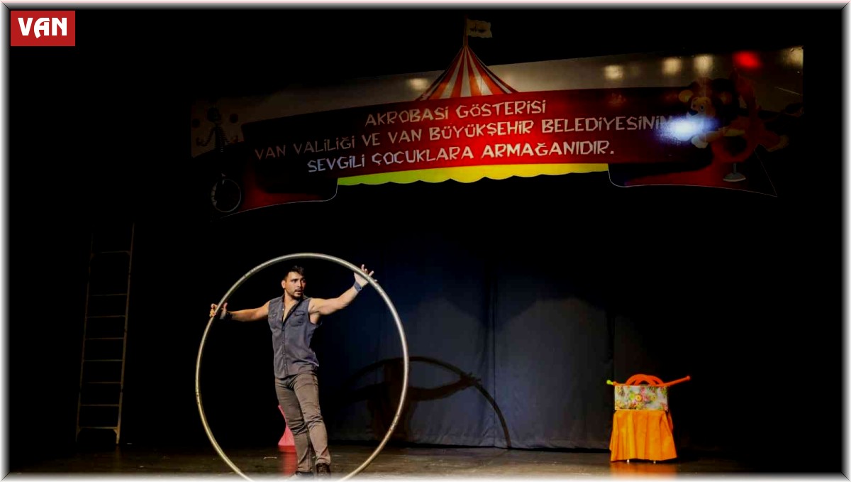 Van'da çocuklar için akrobasi gösterisi düzenlendi
