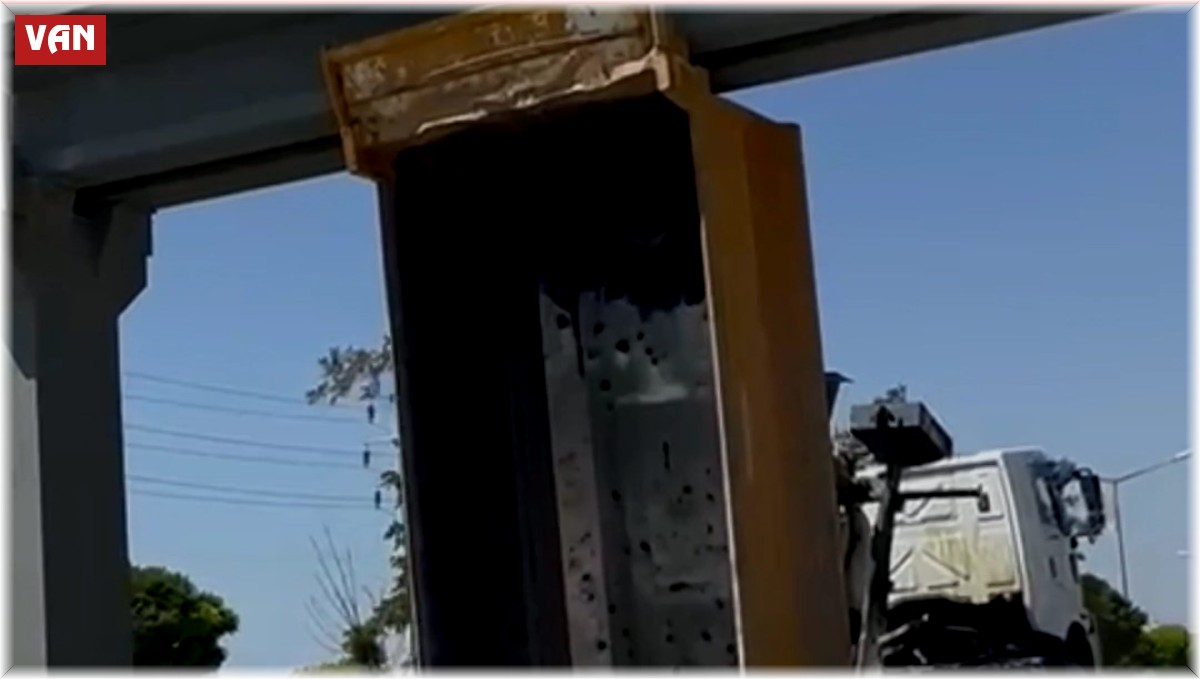 Van'da damperi açılan kamyon üst geçide takıldı