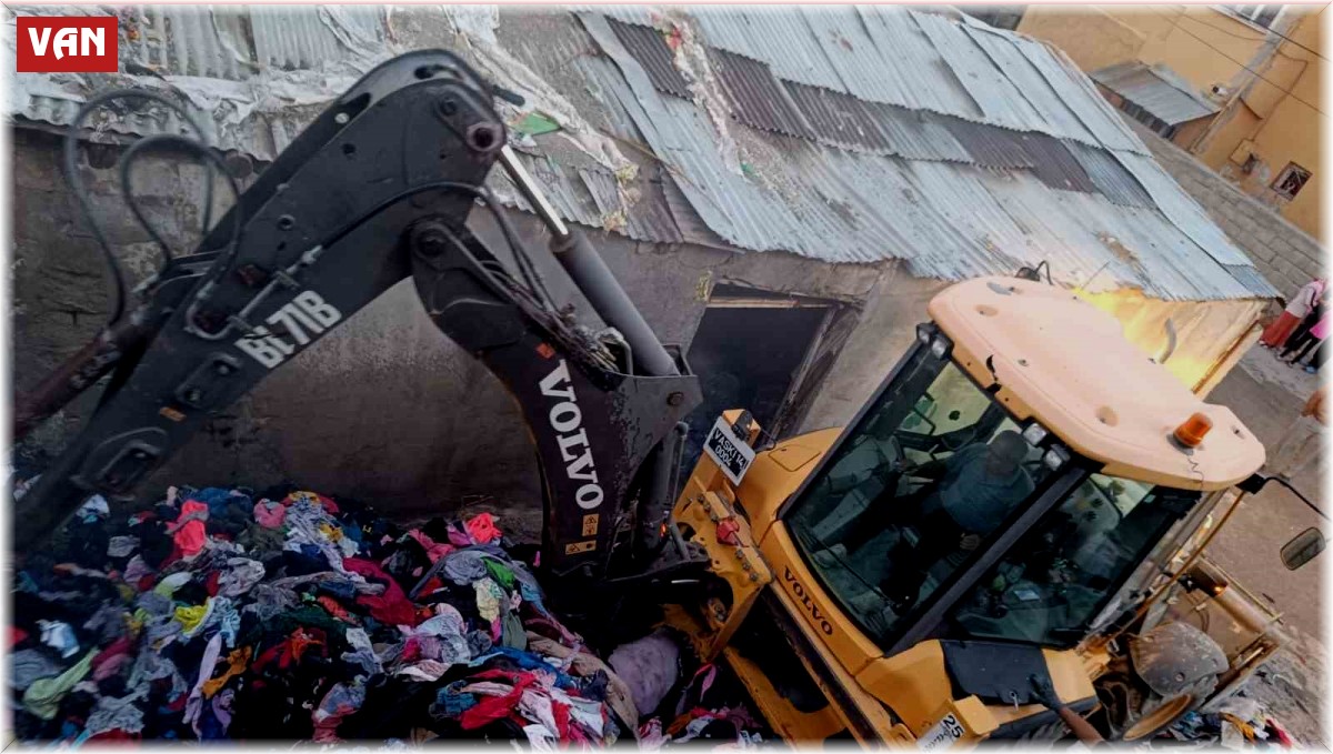 Van'da depo yangını