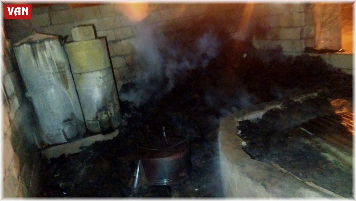 Van'da depodaki yangında kışlık erzak ve kömürler yandı
