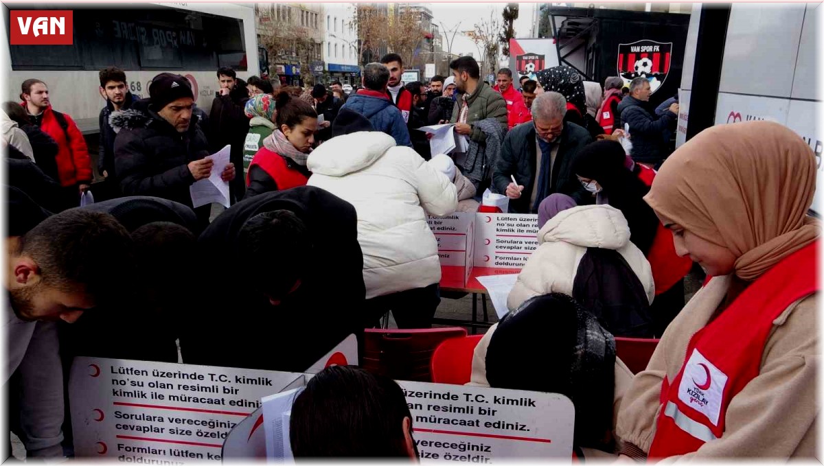 Van'da depremzedeler için kan bağışı kuyruğu