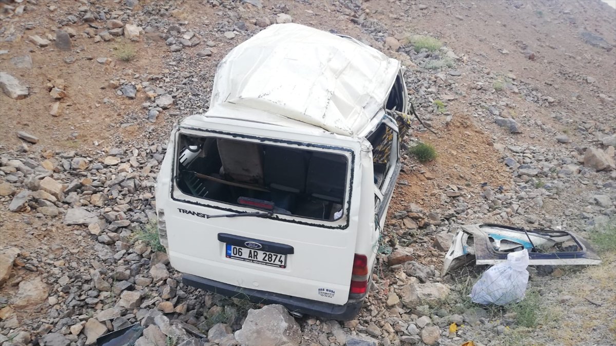 Van'da devrilen minibüsteki işçilerden 2'si öldü, 8'i yaralandı
