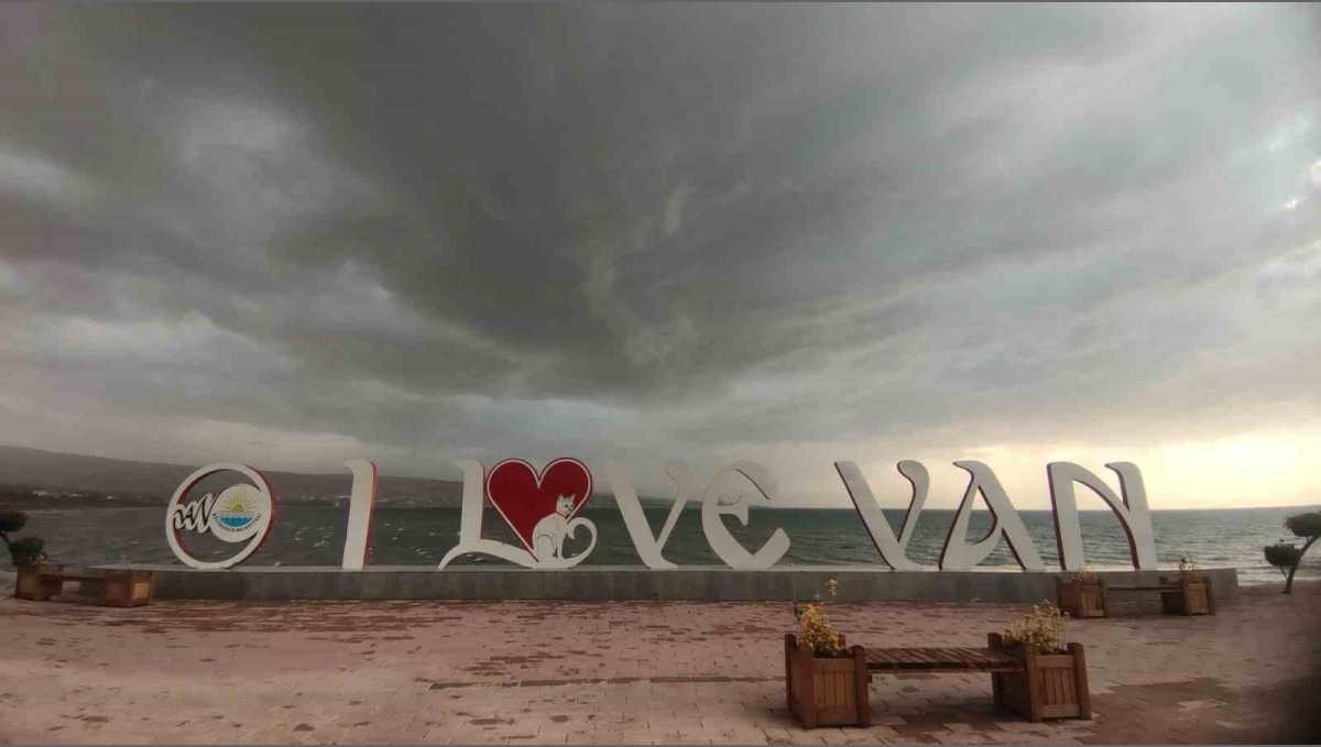 Van'da dolu ve sağanak etkili oldu: Van Gölü'nde dalgalar yükseldi