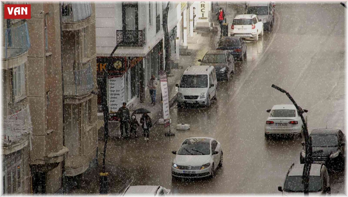 Van'da dolu yağışı