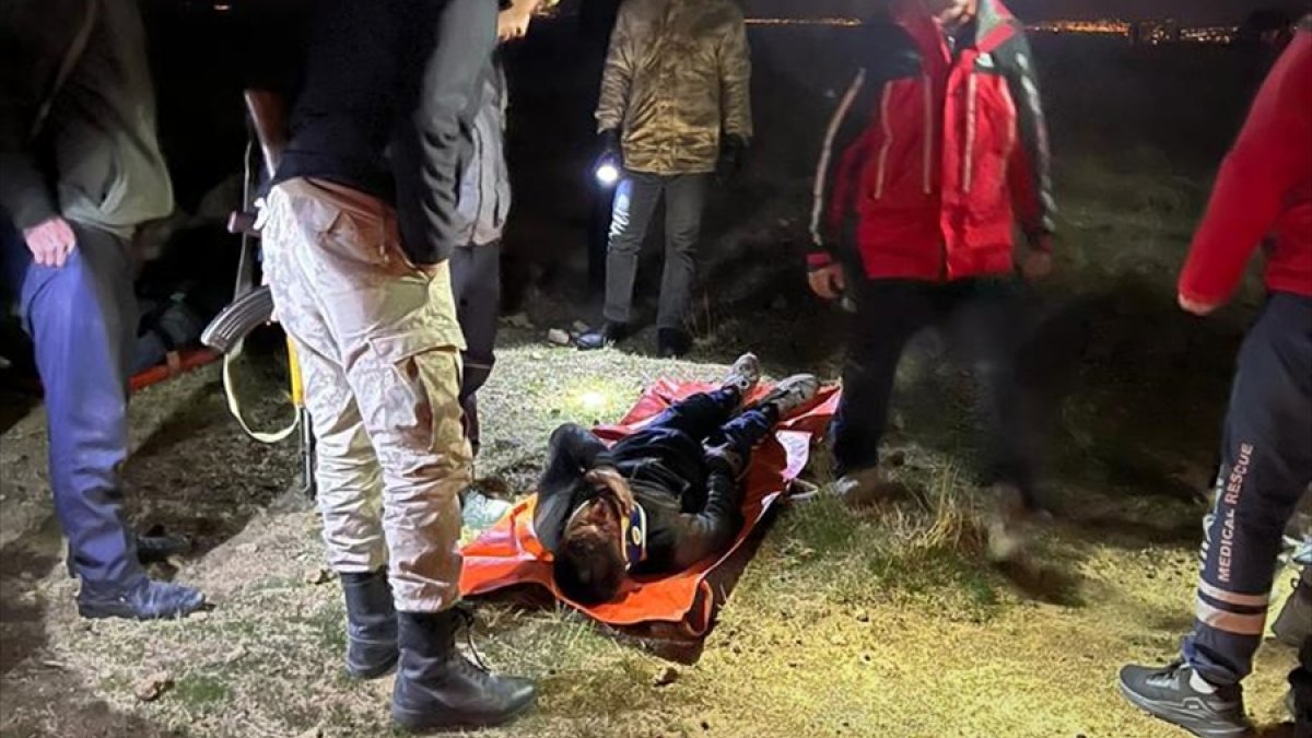 Van'da düştükleri kayalıkta mahsur kalan 6 düzensiz göçmen kurtarıldı